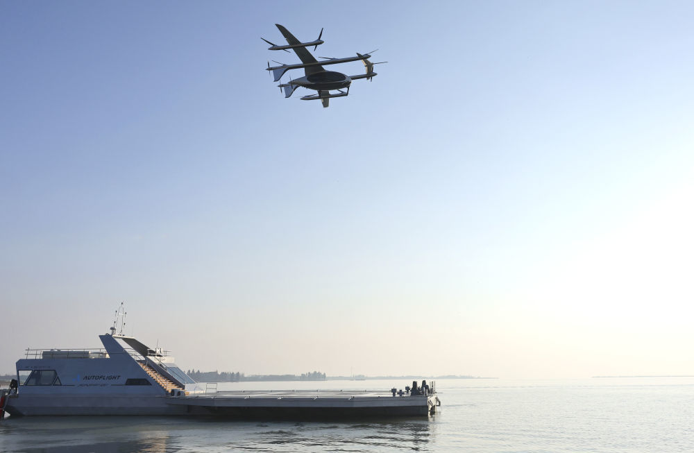 2025年11月22日，在江苏昆山的峰飞航空全球科技日活动中，一架电动垂直起降飞行器从“水上机场”起飞。新华社记者 方喆 摄