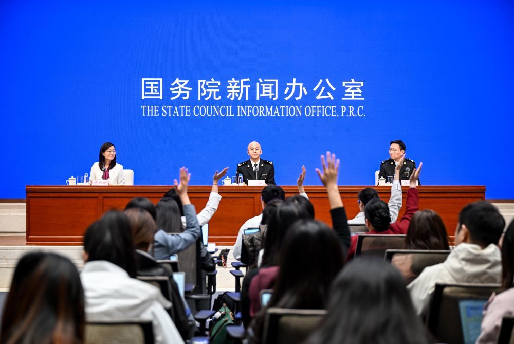 2026年4月14日，国务院新闻办公室举行新闻发布会，海关总署副署长王军，海关总署新闻发言东谈主、统计分析司司长吕大良先容2026年一季度收支口情况，并答记者问。新华社记者 陈晔华 摄