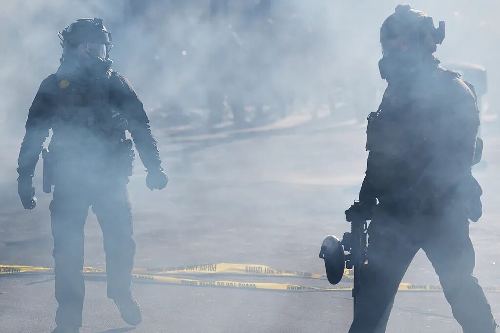 当地时间2026年1月24日,美国明尼阿波利斯,移民执法人员施放催泪瓦斯。图/视觉中国