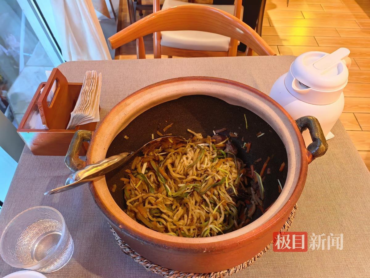 “天边砂锅焖面”的菜品