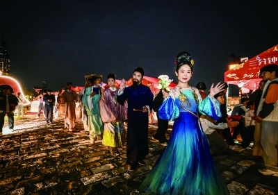 国庆假期,南京明城墙台城景区推出 “诗画台城·国风坊市” 主题活动,上新沉浸式夜游“诗画台城·夜见金陵”。景区依托城墙实景,融合数字光影、行进演艺、国风巡游与诗词飞花令等。通讯员 王伟 南京日报/紫金山新闻记者 董家训 摄