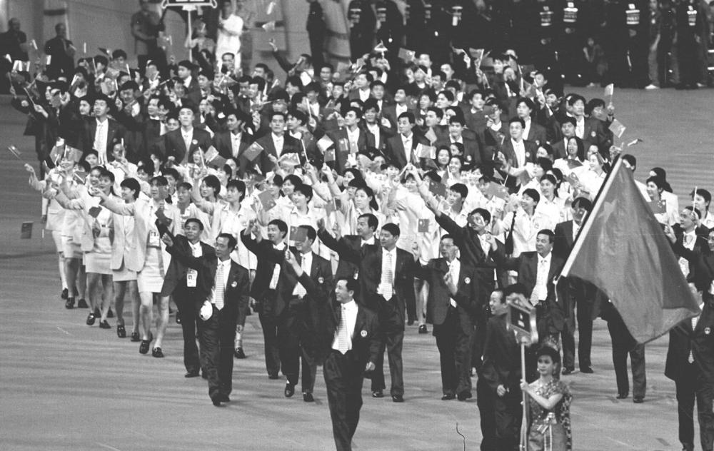 1998年12月6日,第13届亚运会在泰国曼谷华目体育中心国家体育场开幕。这是中国体育代表团入场。 新华社记者 宋晓刚 摄