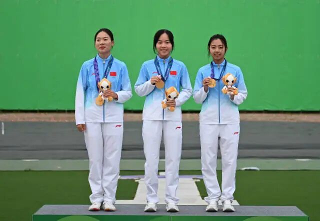 冠军中国队选手江伊婷(中)、蒋朝宇(左)和车雨霏在颁奖仪式上。新华社发