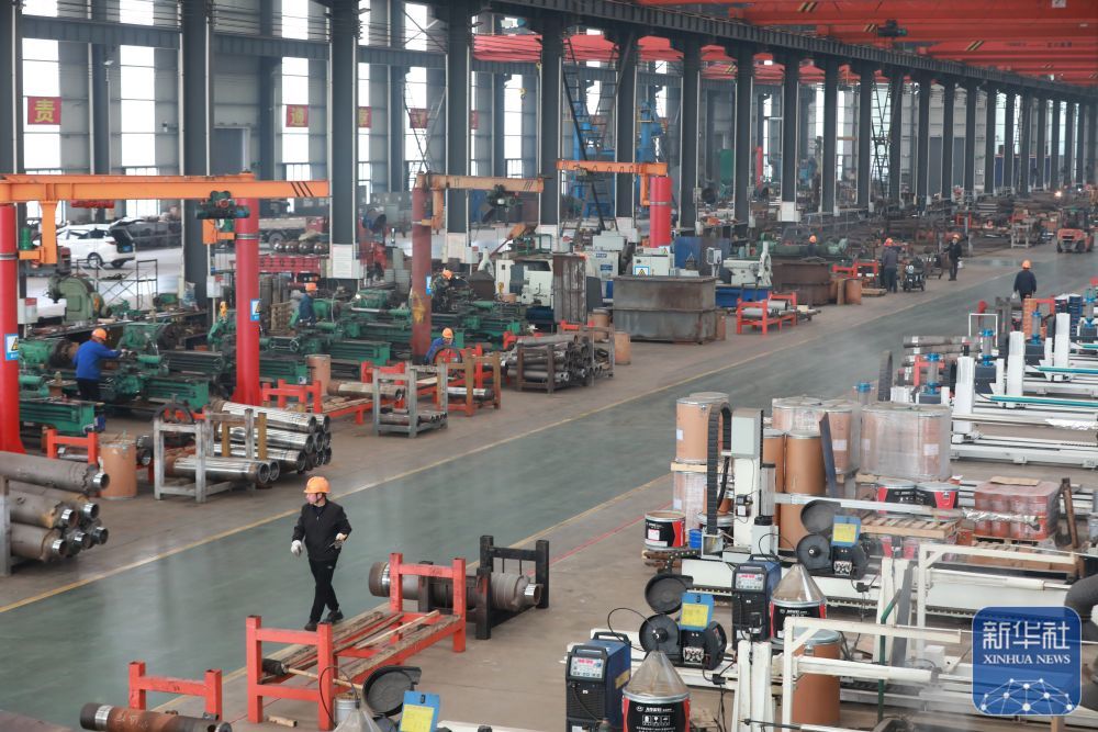 ↑ 2月24日,工人在位于河南省焦作市温县的焦作凯旺机械设备有限公司车间工作。新华社发(黄福兴摄)