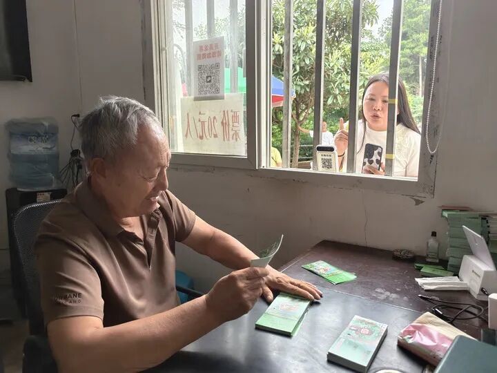 冯元勇在凯里动物园卖票。