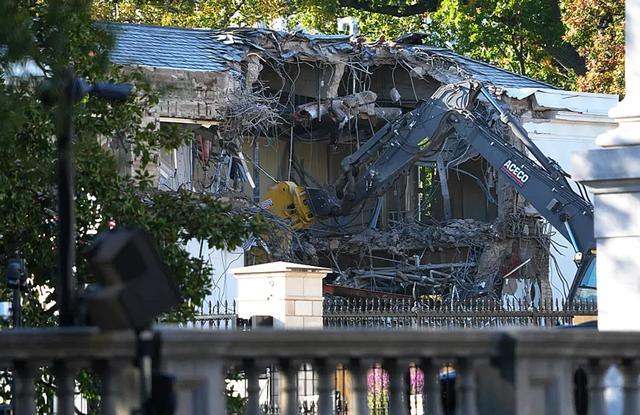 去年10月,特朗普强行拆除白宫东翼