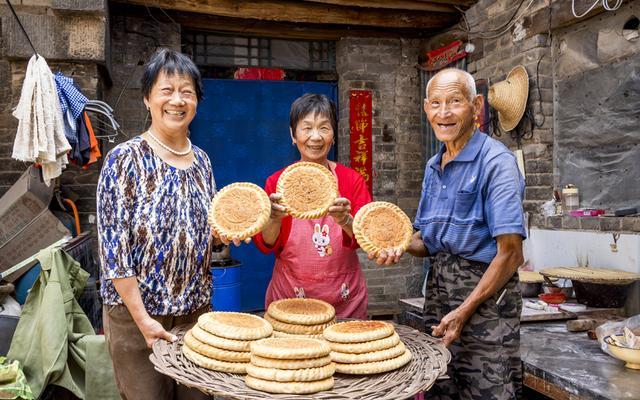图为张全军纪录类作品《古村月韵——段河古法打月饼》