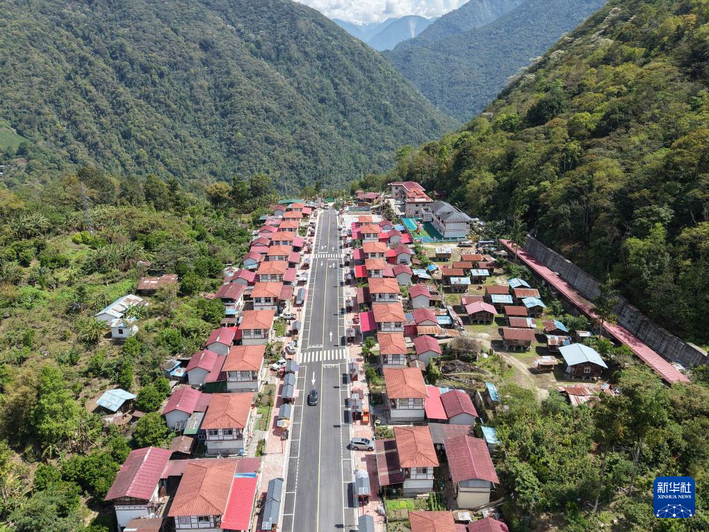 这是林芝市墨脱县玛迪村的农村公路(2026年4月30日摄,无人机照片)。
