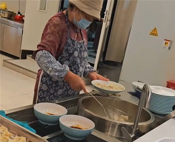 网友偶遇刘强东母亲在京东食堂煮饺子：衣着朴素待人随和