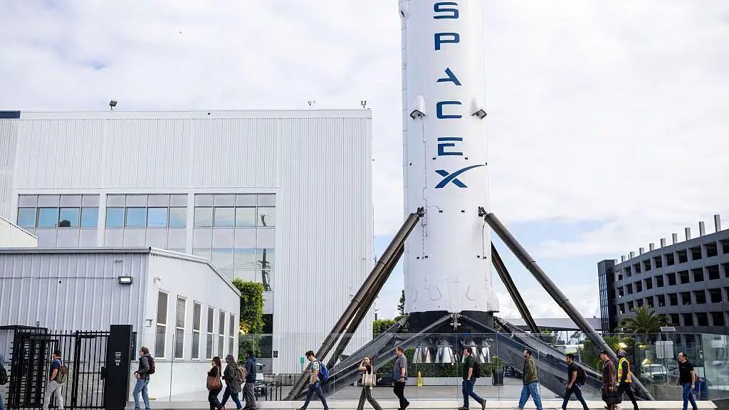 Elon Musk's SpaceX raises $75bn ahead of record stock market debut - BBC News