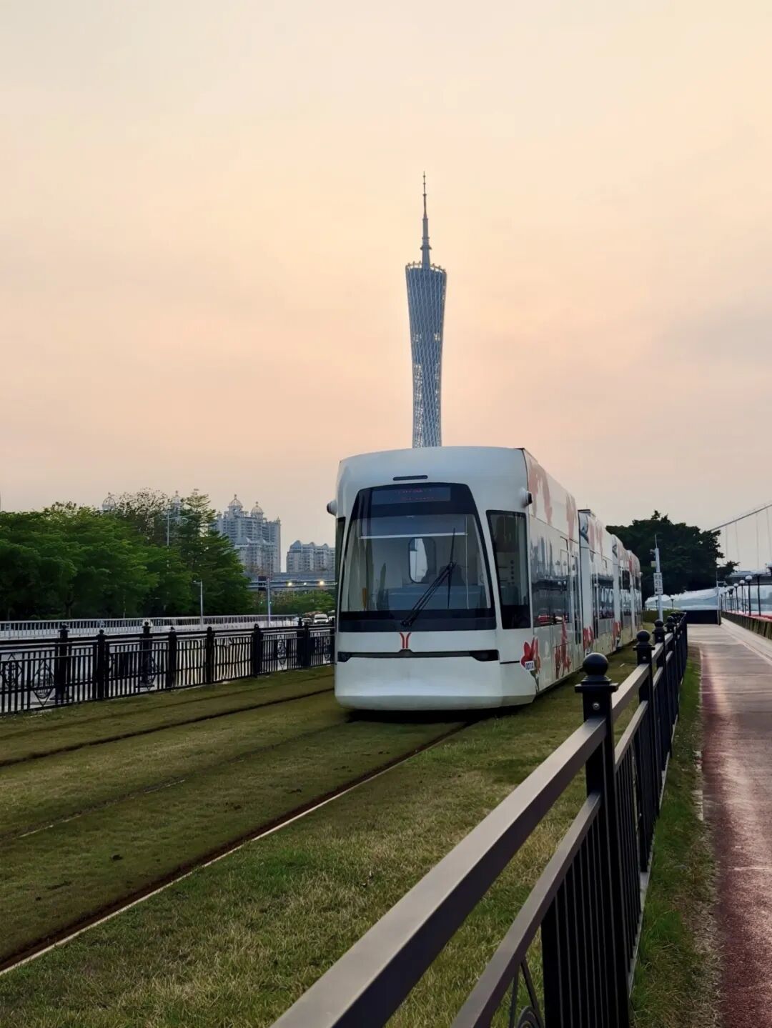 摄图网_701512566_日落时分城市轨道上的有轨_(企业商用).jpg