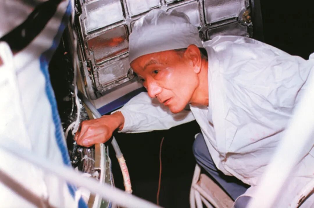 ▲王希季在检查返回式卫星内部安装情况