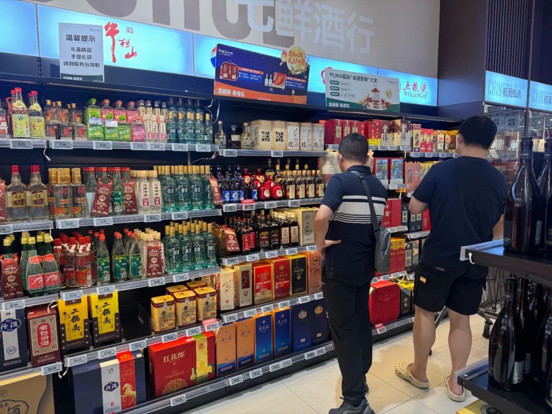 △消费者在选购白酒产品。（中国商报记者 周子荑/摄）