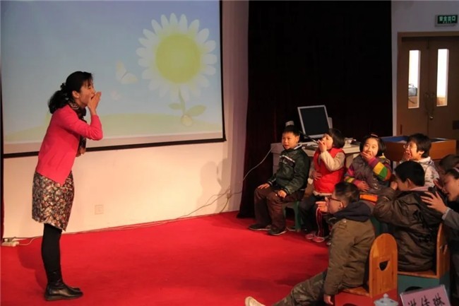俞林亚在教学活动中和孩子们互动