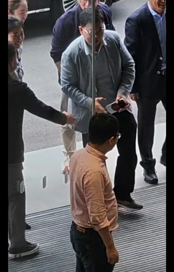 华为Mate 90 RS非凡大师渲染图新鲜出炉:双色机身 辨识度封神