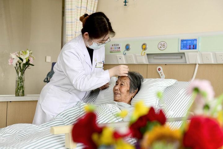 2026年3月25日,在山东省日照市康复医院老年康复科,中医医师为失能老人进行针灸理疗。新华社记者 郭绪雷 摄