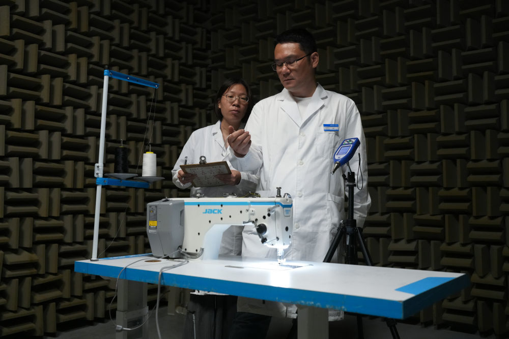 在位于台州的杰克科技股份有限公司总部，实验室工程师在半消音室检测智能缝纫机噪声（2025年7月17日摄）。位于浙江台州的杰克科技股份有限公司是一个从家用缝制设备起家的民营企业，通过不断的科技创新、专利积累、国际化并购等，成为全球智能化服装装备行业的领军者。