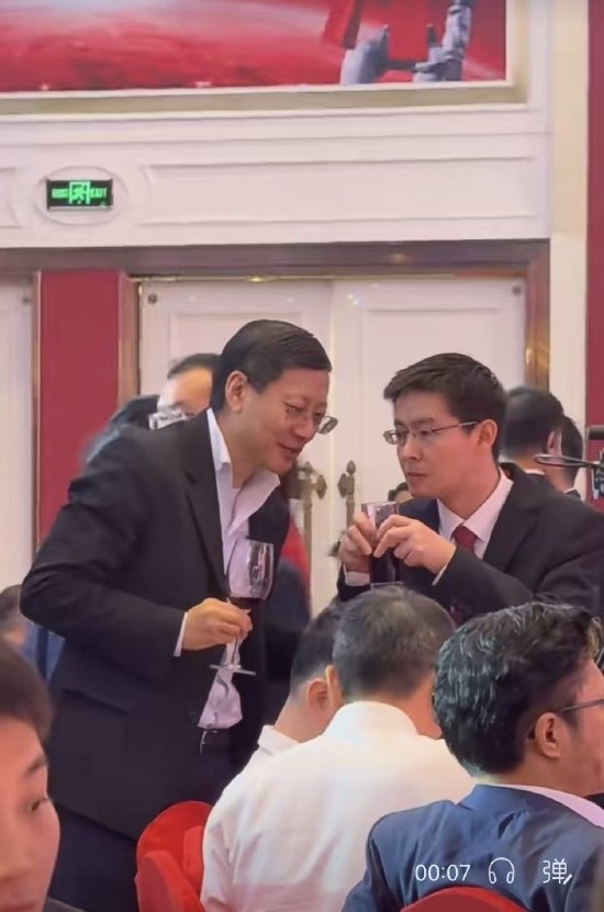 宇树科技上市登陆科创板 王兴兴敲钟合影式样厚重 午宴碰杯终于笑了