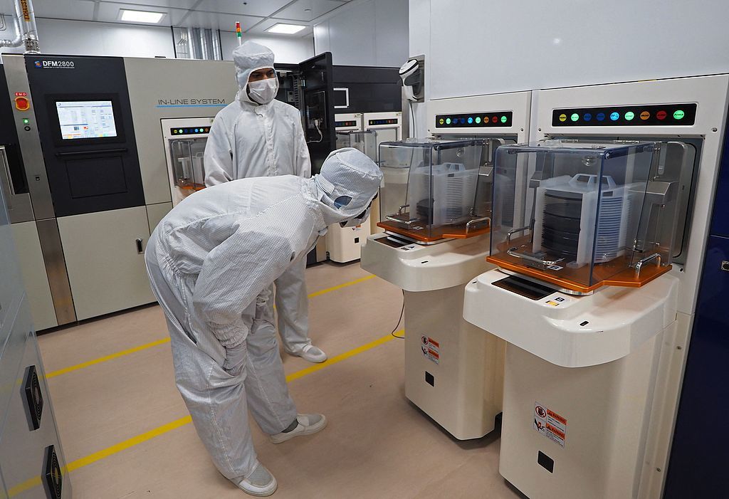 2025年9月,印度古吉拉特邦一座外包半导体封装与测试工厂内,技术人员在操作设备。(视觉中国)