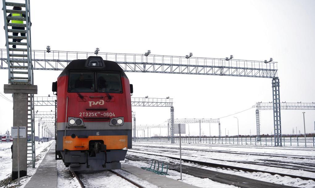 2025年12月6日，一辆即将开往中国的俄罗斯货运列车停靠在俄罗斯下列宁斯阔耶铁路口岸。新华社记者刘恺摄