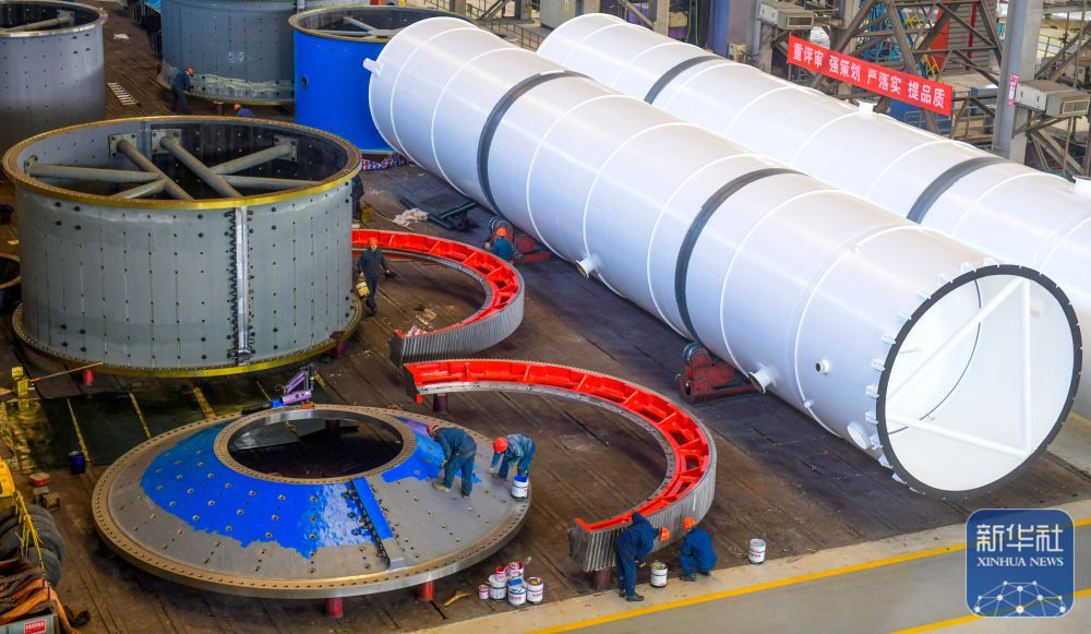 ↑ 2月24日,在河南省洛阳市中信重工生产车间,工人在加工生产订单产品。新华社发(张怡熙摄)