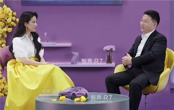 网友卢浮宫偶遇刘亦菲吃饭：意外发现她两年没换新手机