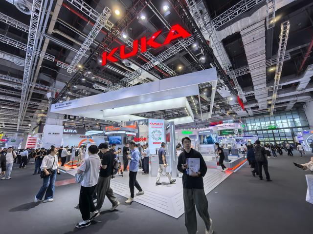 第26届中国国际工业博览会上库卡机器人展区