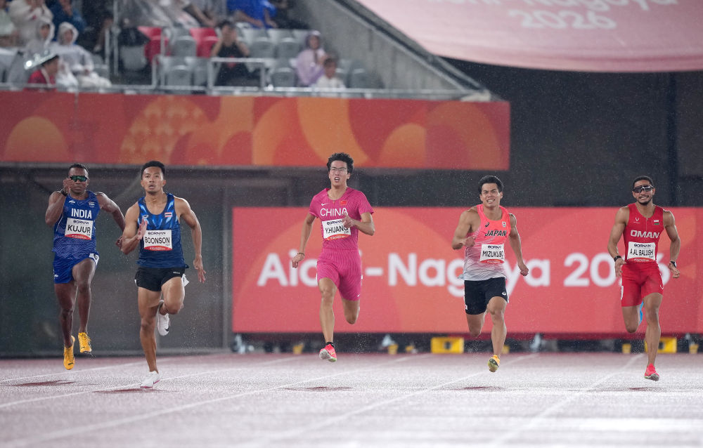 9月27日,中国选手黄友闻(中)在爱知·名古屋亚运会田径项目男子200米决赛中。新华社发(吕小炜摄)