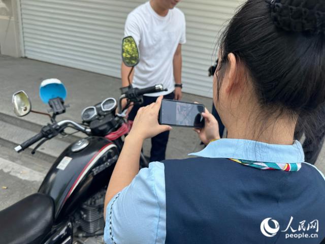 工作人员核对报废车辆信息。人民网记者 张萌摄