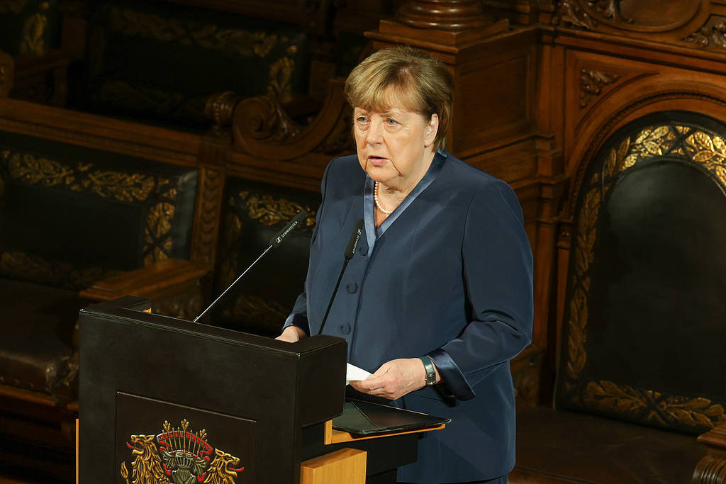 德国前总理默克尔6日晚在德国汉堡市政厅举行的马蒂亚宴集上发表话语。（视觉中国）