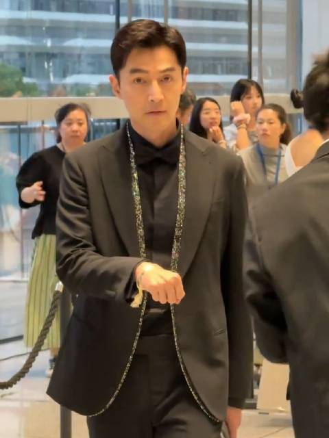 白玉兰提名晚宴 妈呀&hellip;&hellip;被这个胡歌帅迷糊了！