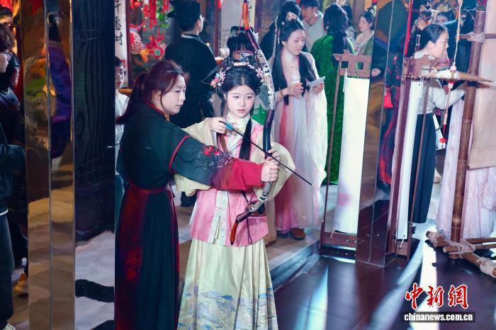 2月8日,在江西省南昌市某餐厅的“豫章宴”上,食客身穿汉服,在用餐前逛集市。朱莹 摄