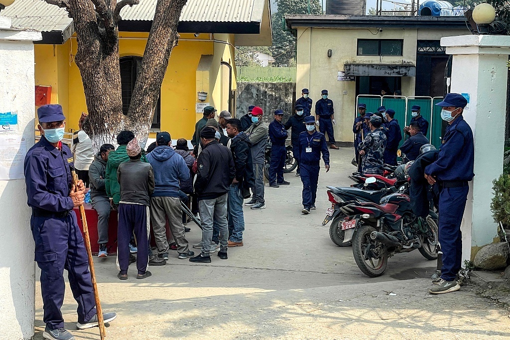 巴士事故遇难者的亲属在医疗中心等待领取遗体。