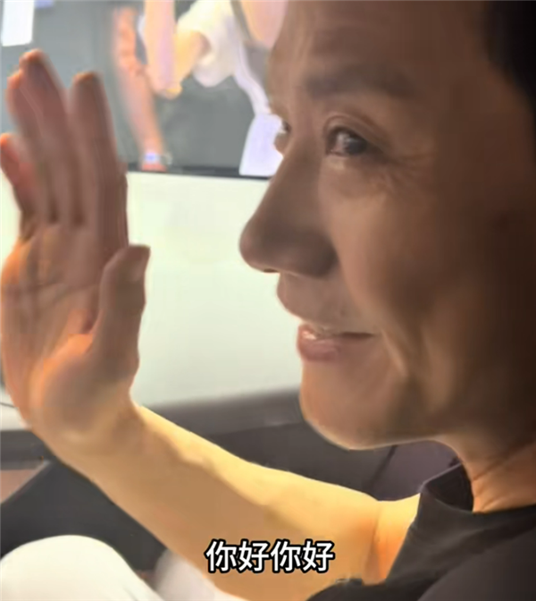 网友花式打招呼雷军！大胆直言“雷总你好香” 硬控千亿总裁