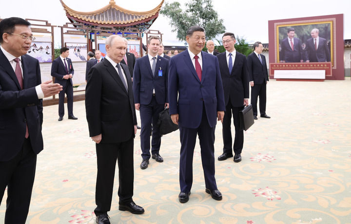 5月20日晚，国家主席习近平同俄罗斯总统普京在北京人民大会堂共同参观“传承中俄世代友好 树立大国关系典范”图片展。新华社记者 黄敬文 摄