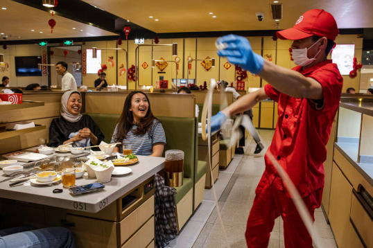 雅加达的一家海底捞庆生。在这家火锅店,员工常常会表演拉面舞蹈。 《纽约时报》配图