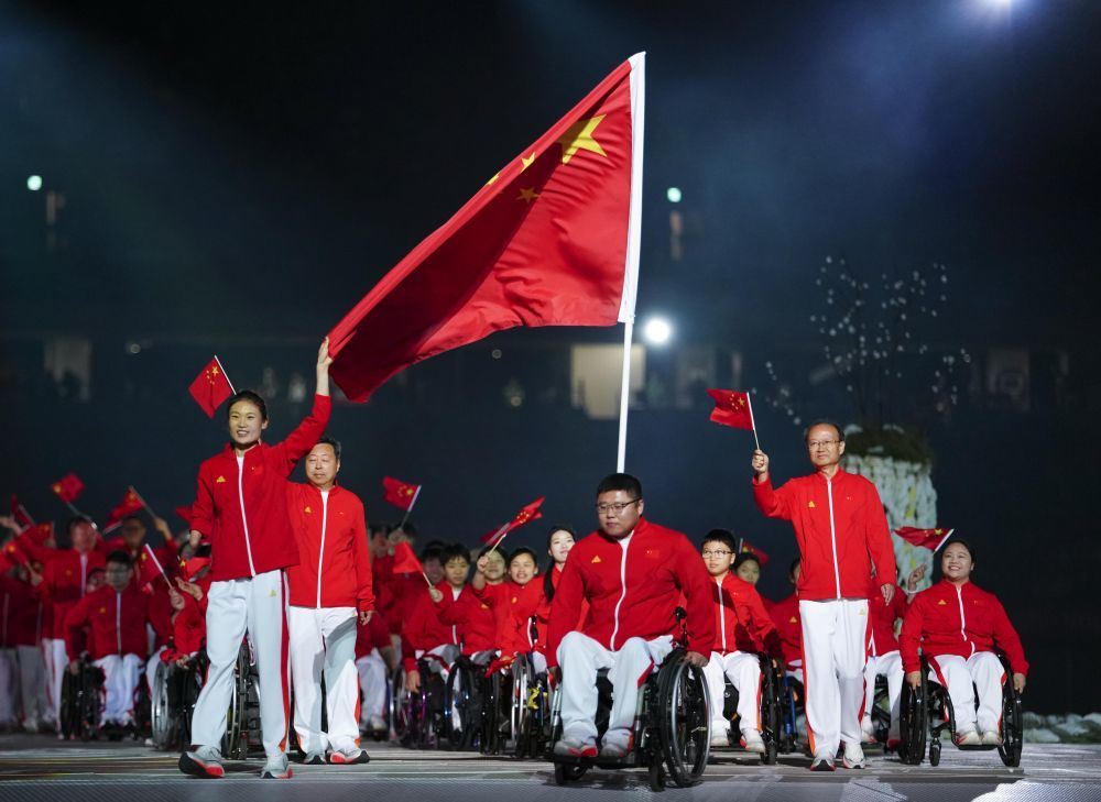 10月18日,中国体育代表团旗手李羽洁(前左)、闫盼盼(前右)在开幕式上入场。新华社记者 贾浩成 摄