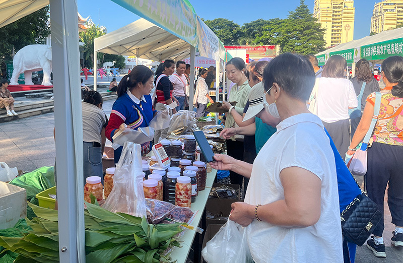 9月23日,西双版纳州供销社在景洪举办迎中秋、庆国庆农特产品集市活动。西双版纳州供销社供图