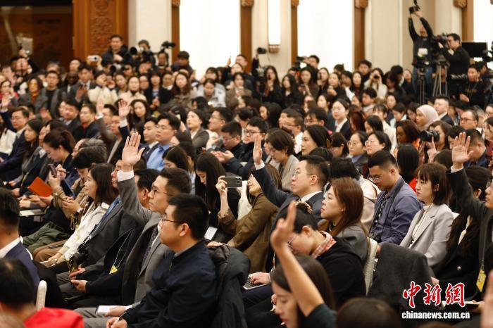 3月4日，十四届全国人大四次会议在北京人民大会堂举行新闻发布会。大会发言人娄勤俭就大会议程和人大工作相关问题回答中外记者提问。图为中外记者关注发布会。　　中新社记者 　韩海丹 　摄
