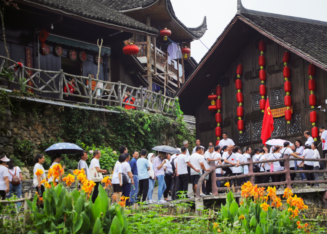 游客走进十八洞梨子寨。梁金梅摄（中经视觉）