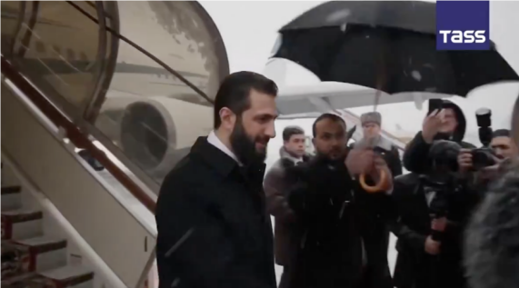 塔斯社28日报道称,沙拉(左)已抵达莫斯科。图源:塔斯社视频截图