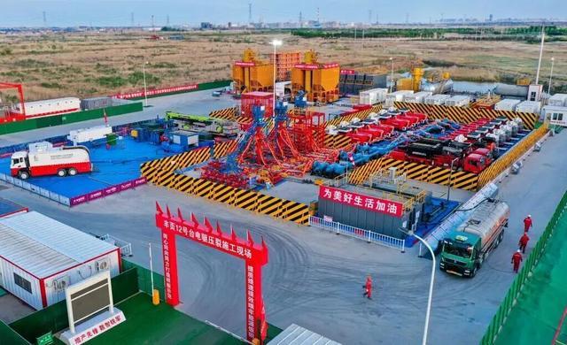 图为丰页12号台电驱压裂施工现场。受访单位供图