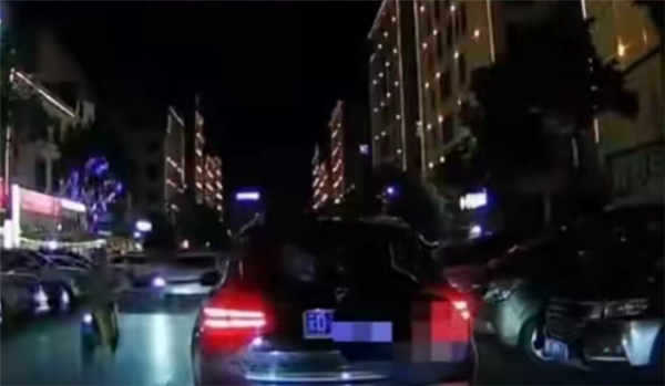 游客自驾游云南遭奔驰拦路 抱怨一句竟被追上围堵