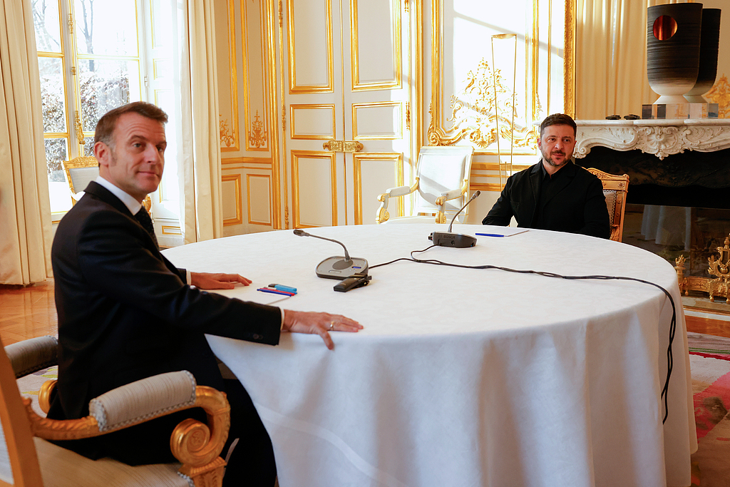 1月6日,法国总统马克龙在爱丽舍宫会见乌克兰总统泽连斯基,作为“志愿联盟”会议的一部分。(视觉中国)