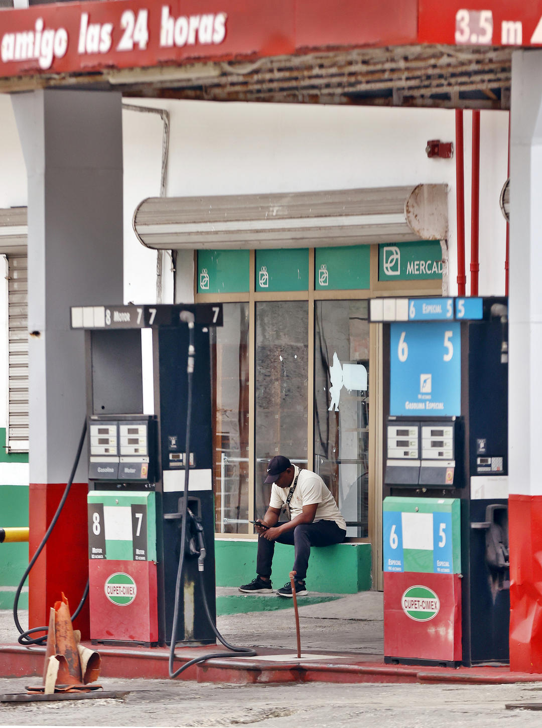 ▲1月30日,古巴哈瓦那一名男子在加油站等候加油 据视觉中国