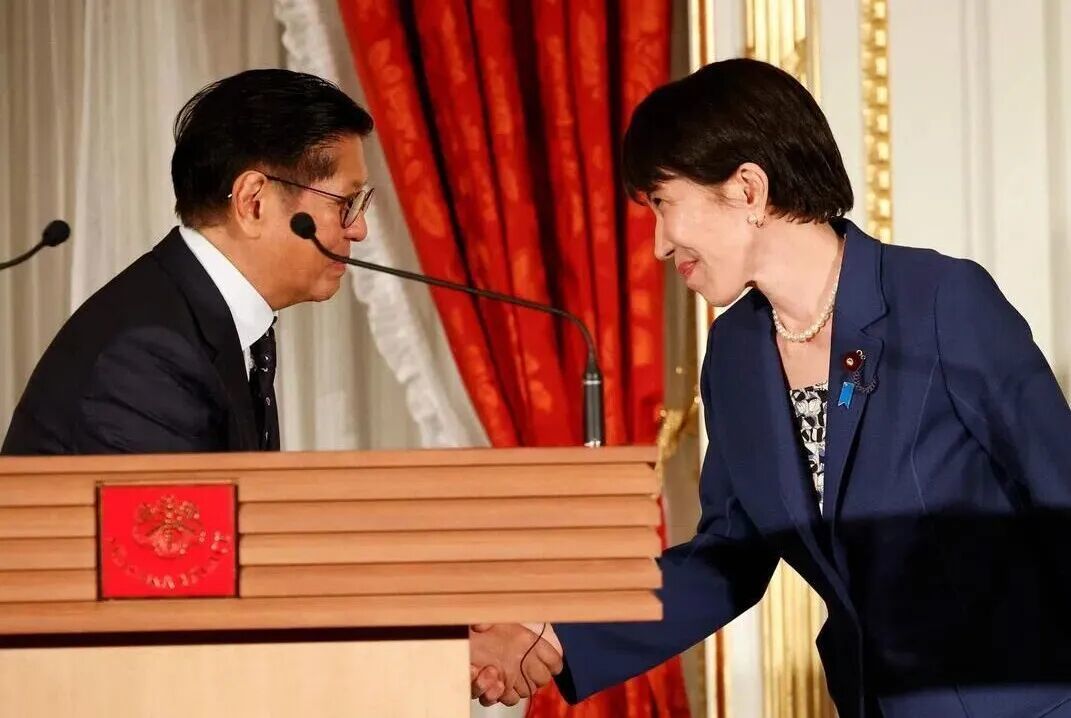 日本首相高市早苗（右）与菲律宾总统马科斯握手合影。图源：外媒