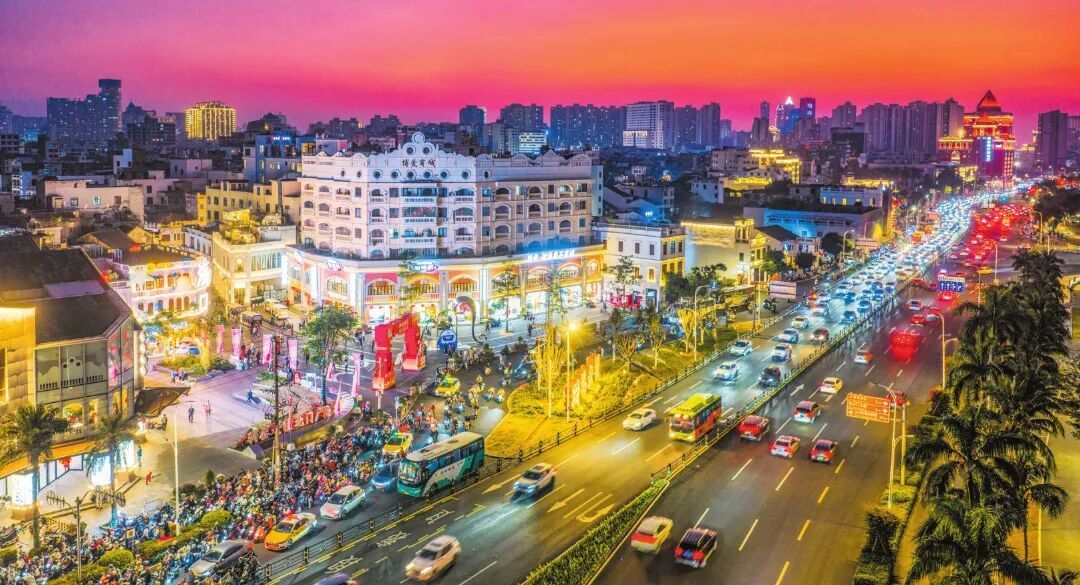 华灯初上，位于龙华区的海口骑楼老街北广场人潮涌动，复古建筑与璀璨灯光相映成趣，尽显海口夜经济活力。 本报记者 康登淋 摄.jpg