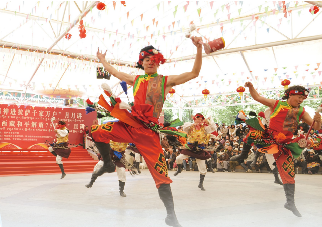 5月22日,“党的二十大精神进拉萨千家万户”月月讲暨“热烈庆祝西藏和平解放75周年”宣讲活动在拉萨市宗角禄康公园举行,图为演员表演舞蹈《吉祥弦子》。记者 丹增群培 摄