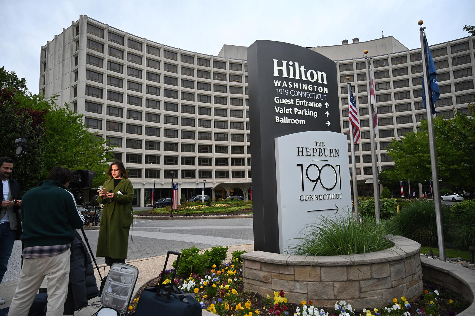 ▲4月26日,媒体聚集在华盛顿希尔顿酒店外 据视觉中国