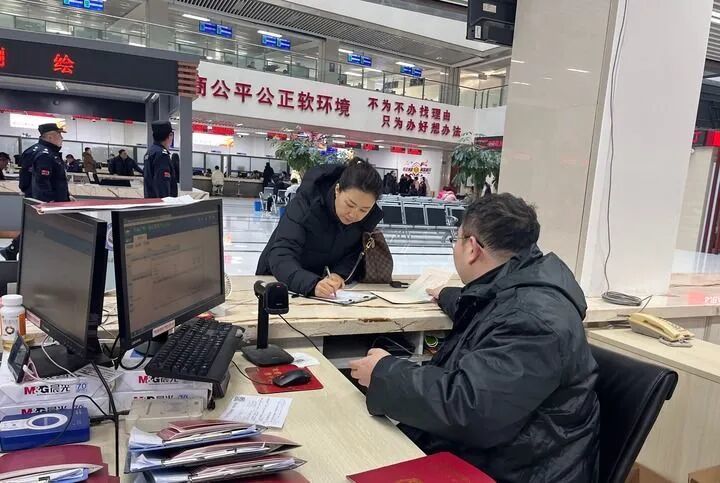 1月8日,在辽宁省辽阳市不动产登记中心,市民在领取不动产权证。图源:新华社